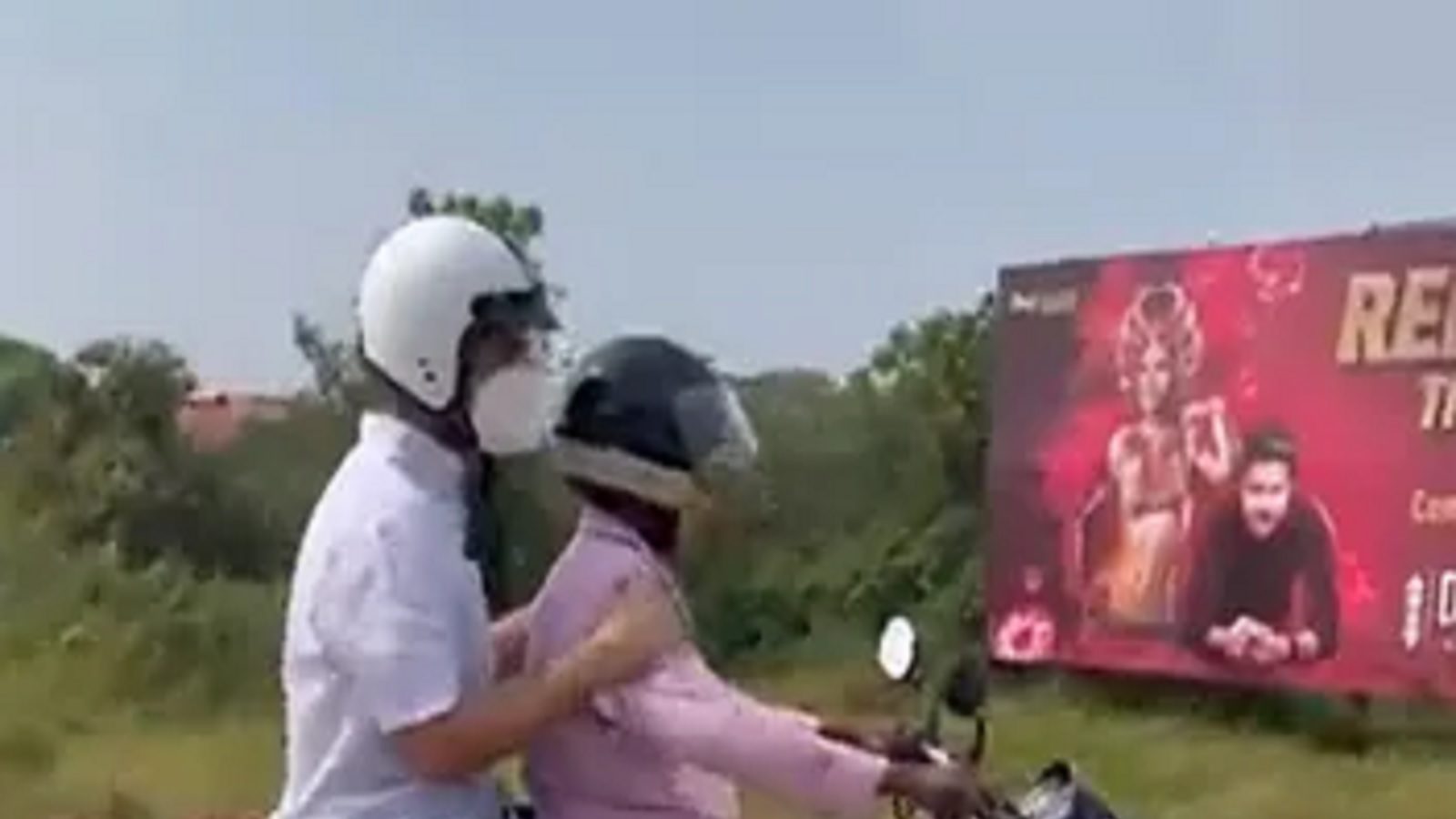 गोवा में ‘मोटरसाइकिल टैक्सी’ की सवारी करते दिखे राहुल गांधी, कांग्रेस ने VIDEO ट्वीट कर कही ये बात