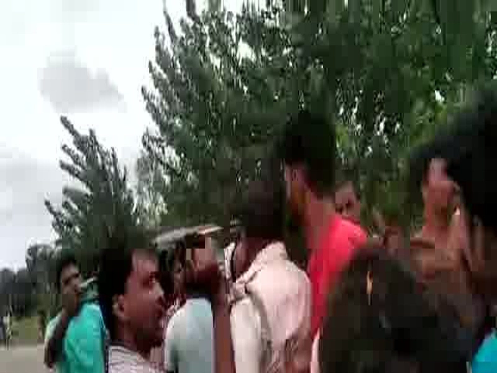 DJ बजाने से मना करने पर भड़की भीड़, दारोगा से की धक्का-मुक्की, फाड़ी वर्दी