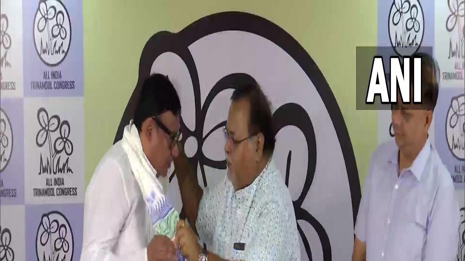 बंगाल में बीजेपी को एक और झटका, पार्टी से इस्तीफा दे चुके विधायक कृष्णा कल्याणी ने थामा TMC का हाथ