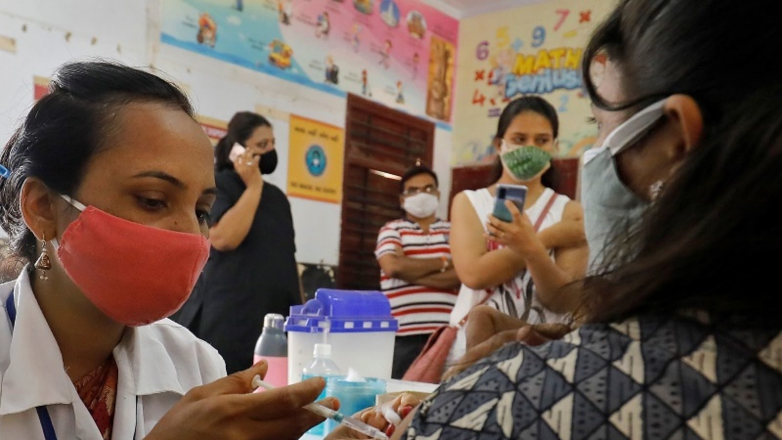 100 करोड़ वैक्सीनेश के बेहद करीब देश, सरकार ने टीकाकरण अभियान पर जारी किया नया गीत
