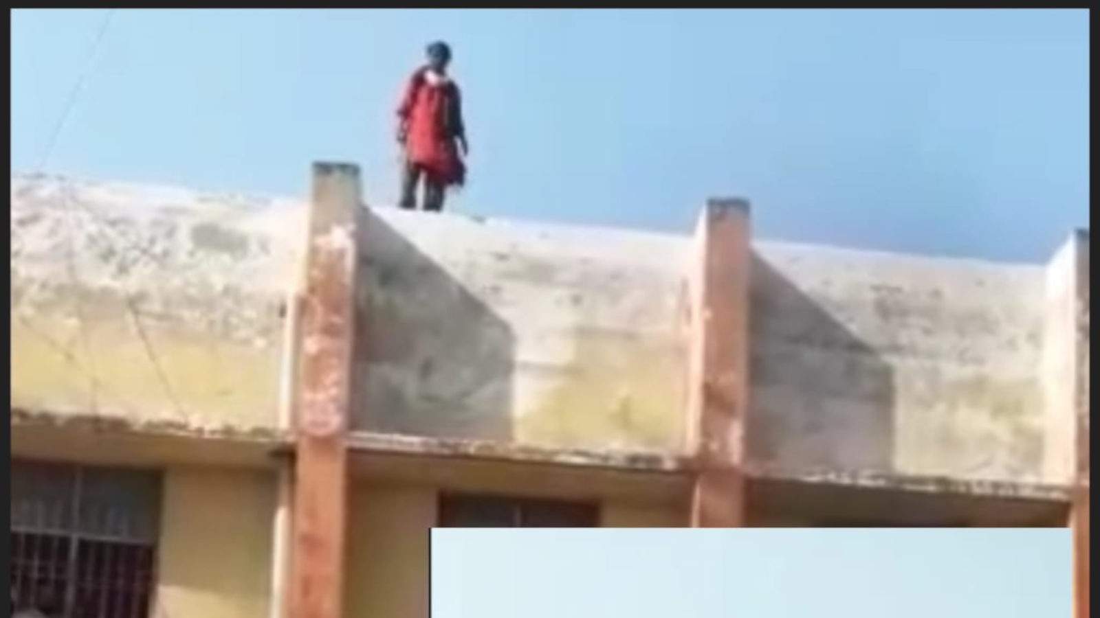 Korba News: सुसाइड करने कोर्ट की छत पर चढ़ी महिला, चिल्लाकर कहा- तंग आ गई, पुलिस ने बचाया