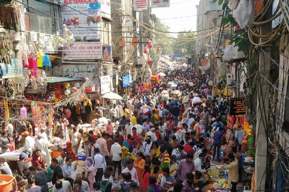 दिल्ली के सदर बाजार की तस्वीरें, बिना मास्क की भारी भीड़ पड़ सकती है कोरोना का