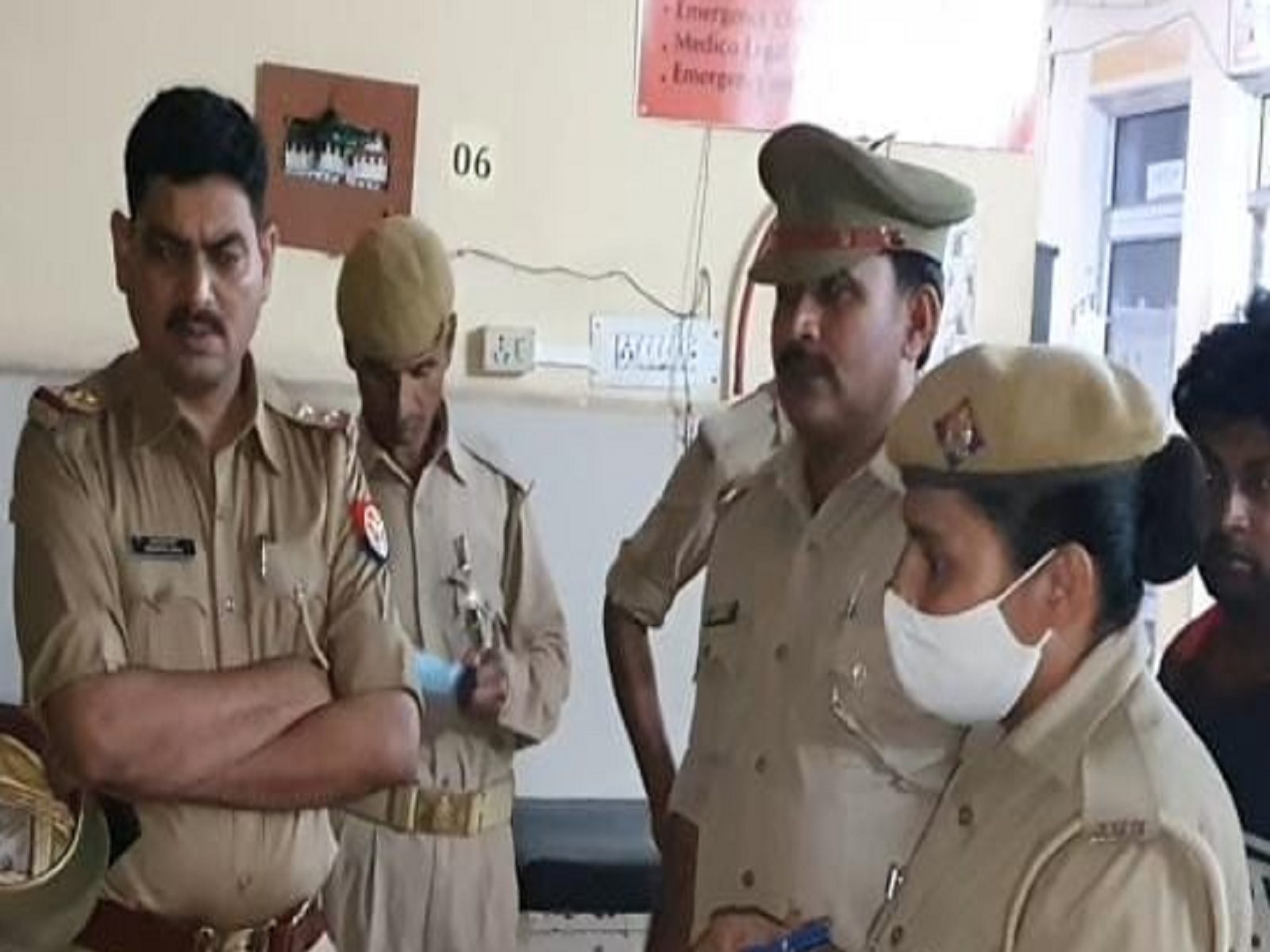 पाकुड़ में अवैध विस्फोटकों से लदा वाहन जब्त, पुलिस ने एक शख्स को किया गिरफ्तार पाकुड़ में अवैध विस्फोटकों से लदा वाहन जब्त, पुलिस ने एक शख्स को किया गिरफ्तार