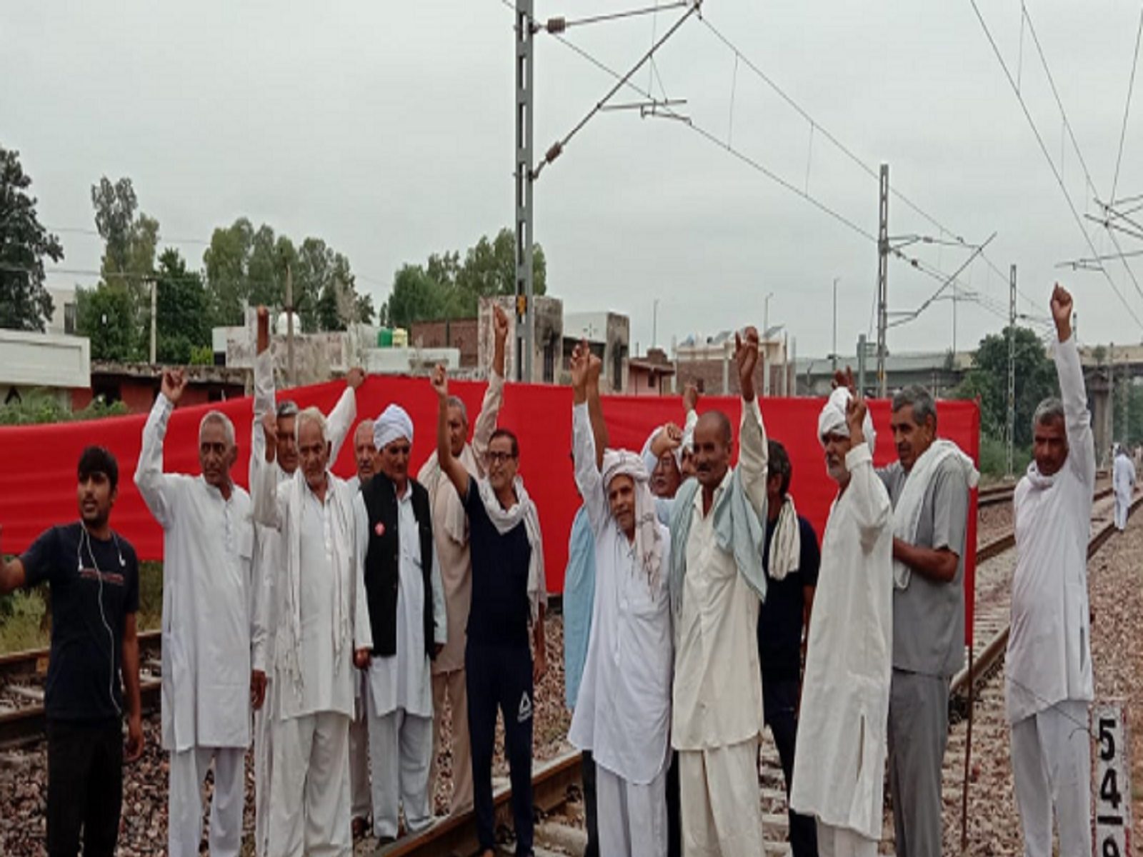 खापों की अगुवाई में किसानों ने किया रेलवे ट्रैक जाम, 250 पुलिसकर्मी तैनात खापों की अगुवाई में किसानों ने किया रेलवे ट्रैक जाम, 250 पुलिसकर्मी तैनात