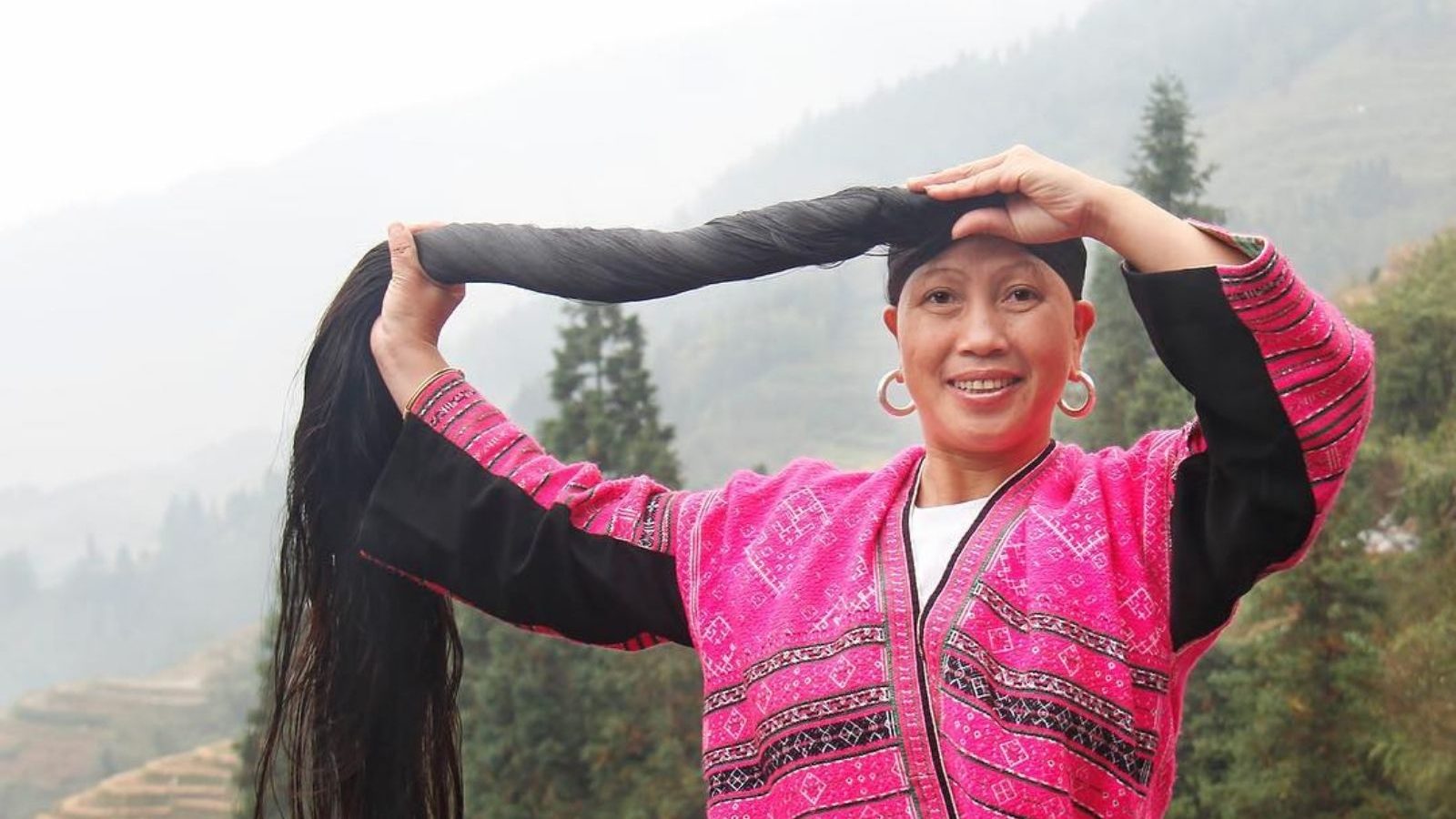 अनोखा गांव जहां महिलाओं के कद से लंबे हैं उनके बाल! जिंदगी में सिर्फ एक बार  काटती हैं अपनी जुल्फें - chinese long hair village yao women cut hairs only  once in