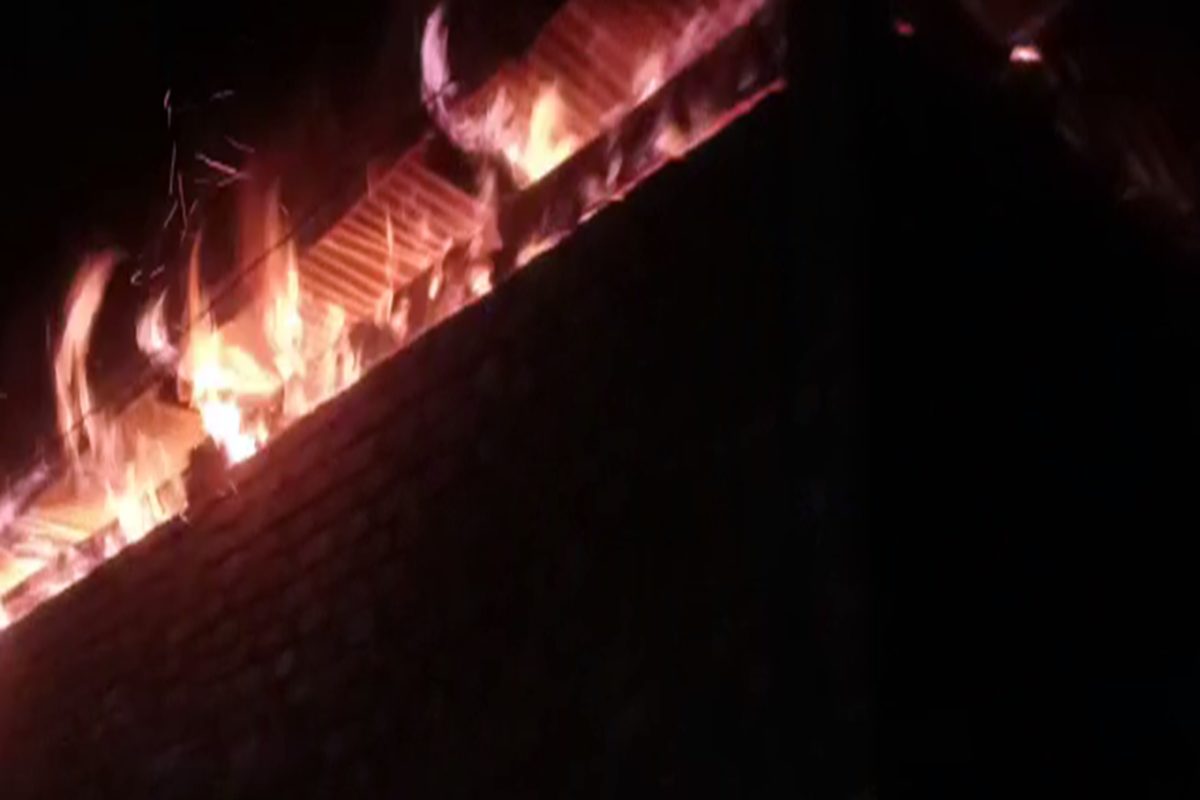 Fire incident on Diwali in chamba and kullu two houses gutted hpvk - Fire  Incidents on Diwali: चंबा में पटाखों से मकान में लगी आग, कुल्लू में भी घर  हुआ राख –