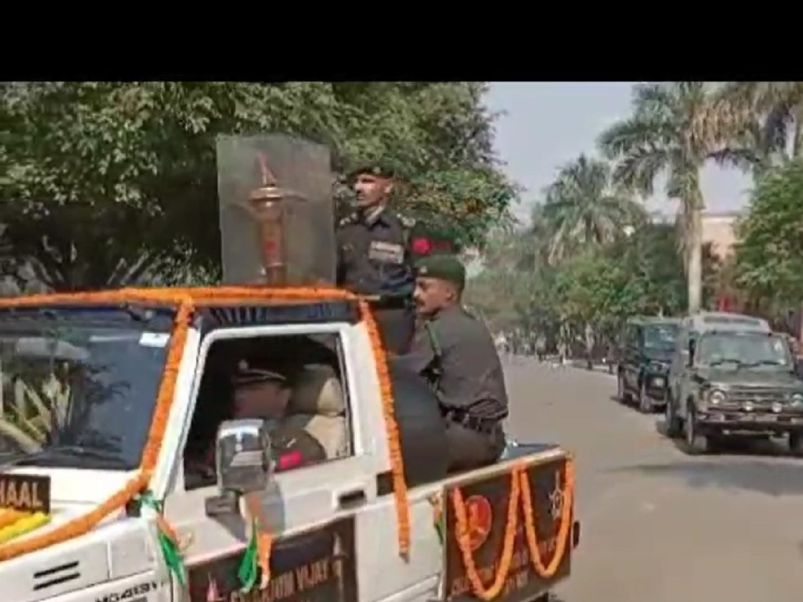 Prayagraj:भारत-पाक युद्ध में जीत के जश्न पर जला स्वर्णिम मशाल पहुंचा प्रयागराज Prayagraj:भारत-पाक युद्ध में जीत के जश्न पर जला स्वर्णिम मशाल पहुंचा प्रयागराज