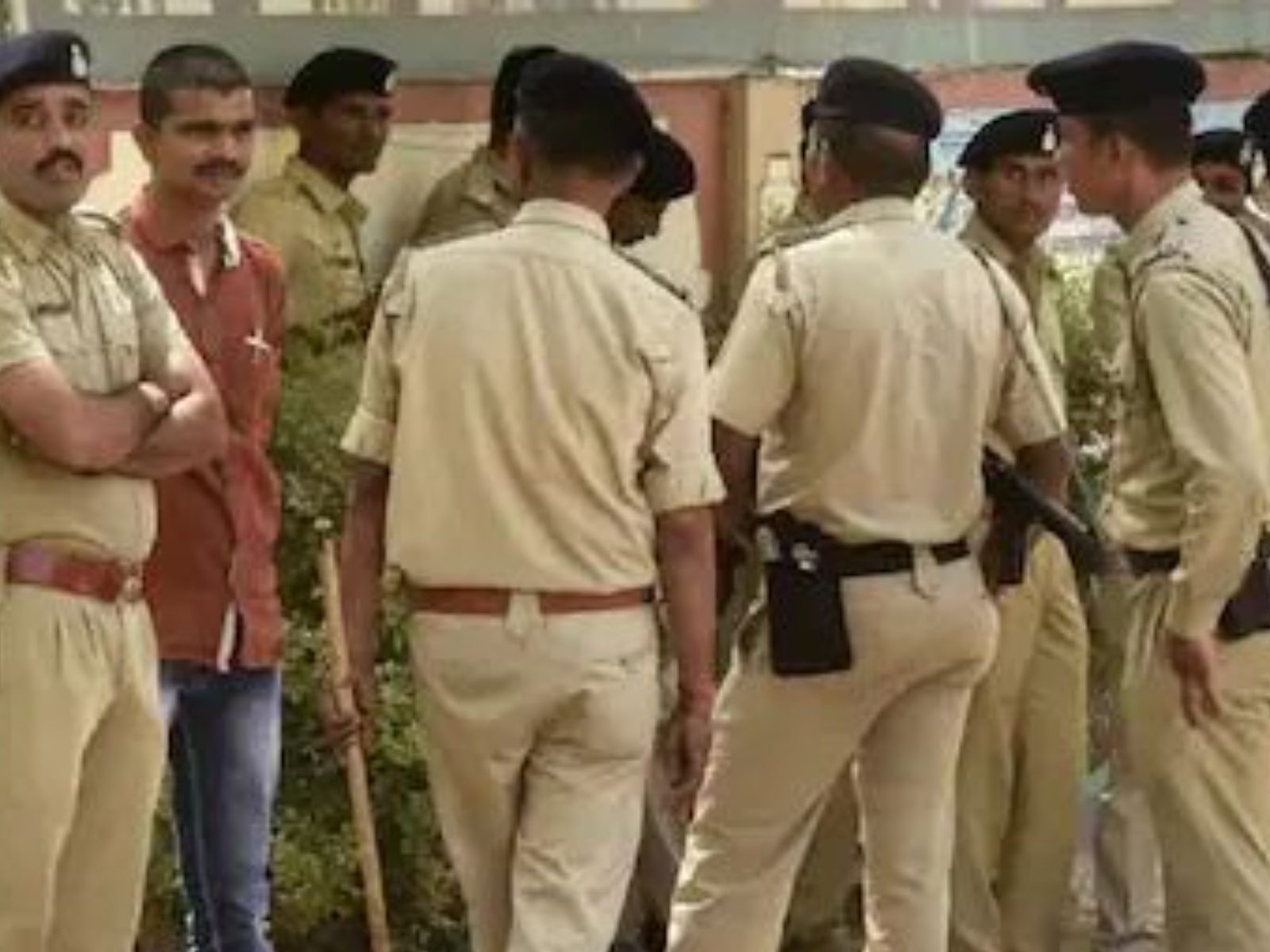 गुजरात: सैकड़ों हिंदू लड़कियों का धर्म परिवर्तन, इस्लामिक ट्रस्ट पर गंभीर आरोप गुजरात: सैकड़ों हिंदू लड़कियों का धर्म परिवर्तन, इस्लामिक ट्रस्ट पर गंभीर आरोप