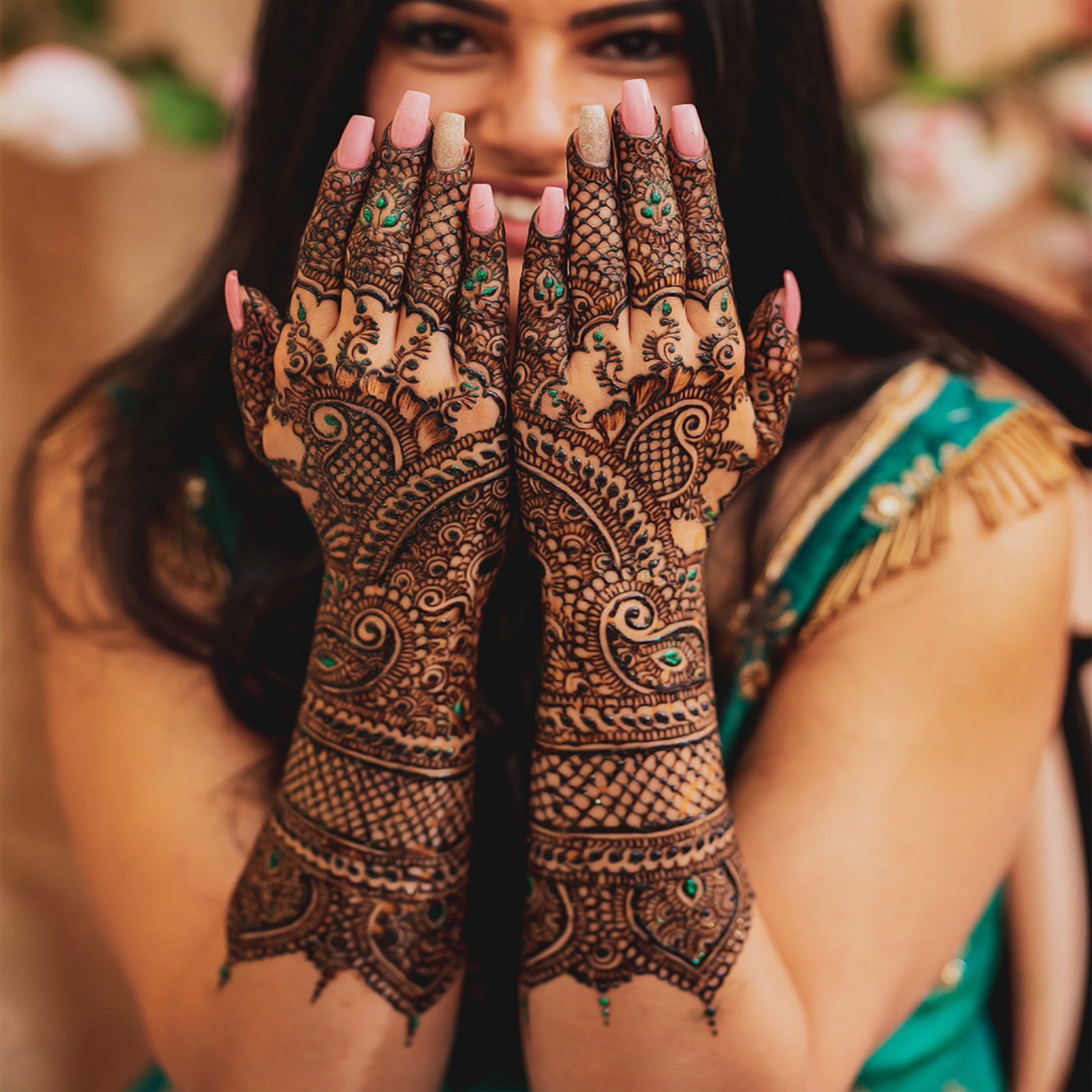 Mehndi Designs for Karwa Chauth: करवा चौथ पर मेहंदी से लगाएं हाथों पर चार  चांद, यहां देखें लेटेस्ट मेहंदी डिजाइन्स - karwa chauth 2022 latest mehndi  design photos simple heavy henna images