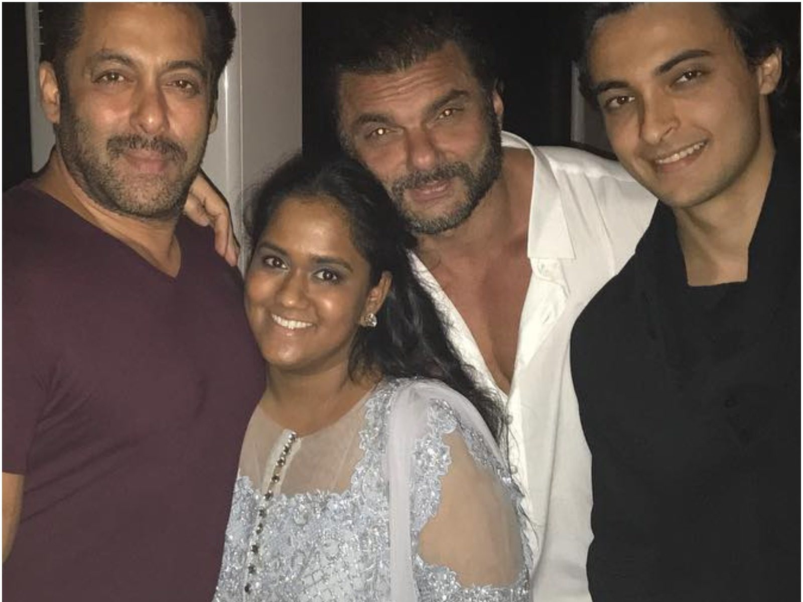 Antim: अर्पिता ने जब आयुष को सलमान खान से मिलवाया, भाईजान का था ऐसा रिएक्शन Antim: अर्पिता ने जब आयुष को सलमान खान से मिलवाया, भाईजान का था ऐसा रिएक्शन