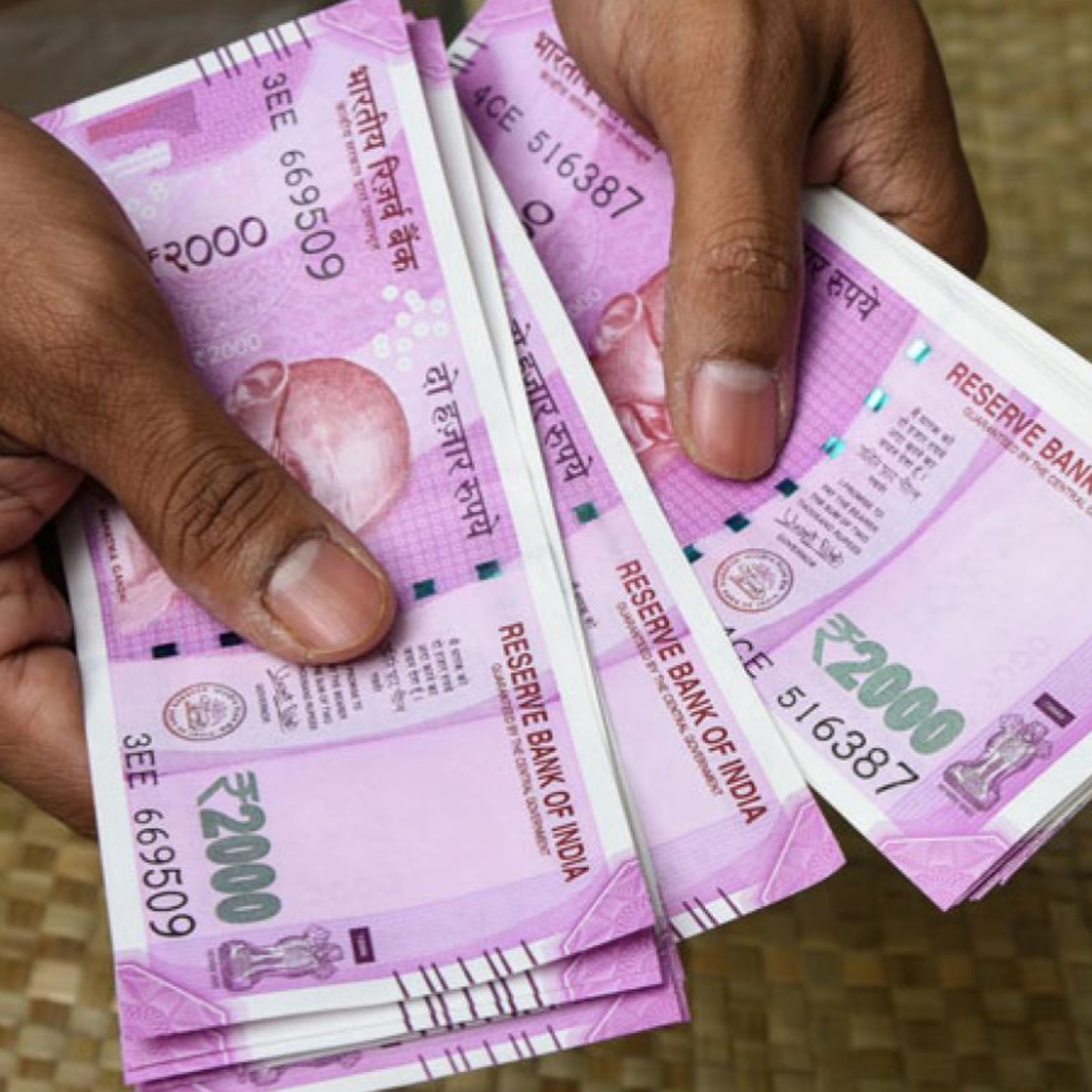 2000 के नोट अब दिखते क्यों नहीं आखिर पता चल ही गया, जानें इसकी असली वजह 2000 के नोट अब दिखते क्यों नहीं आखिर पता चल ही गया, जानें इसकी असली वजह