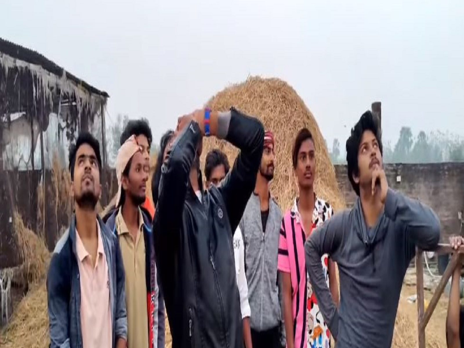 OMG: शख्स ने आवाज दी और..., चंद सेकेंड में हजारों कौवों से भर गया आसमान,वीडियो