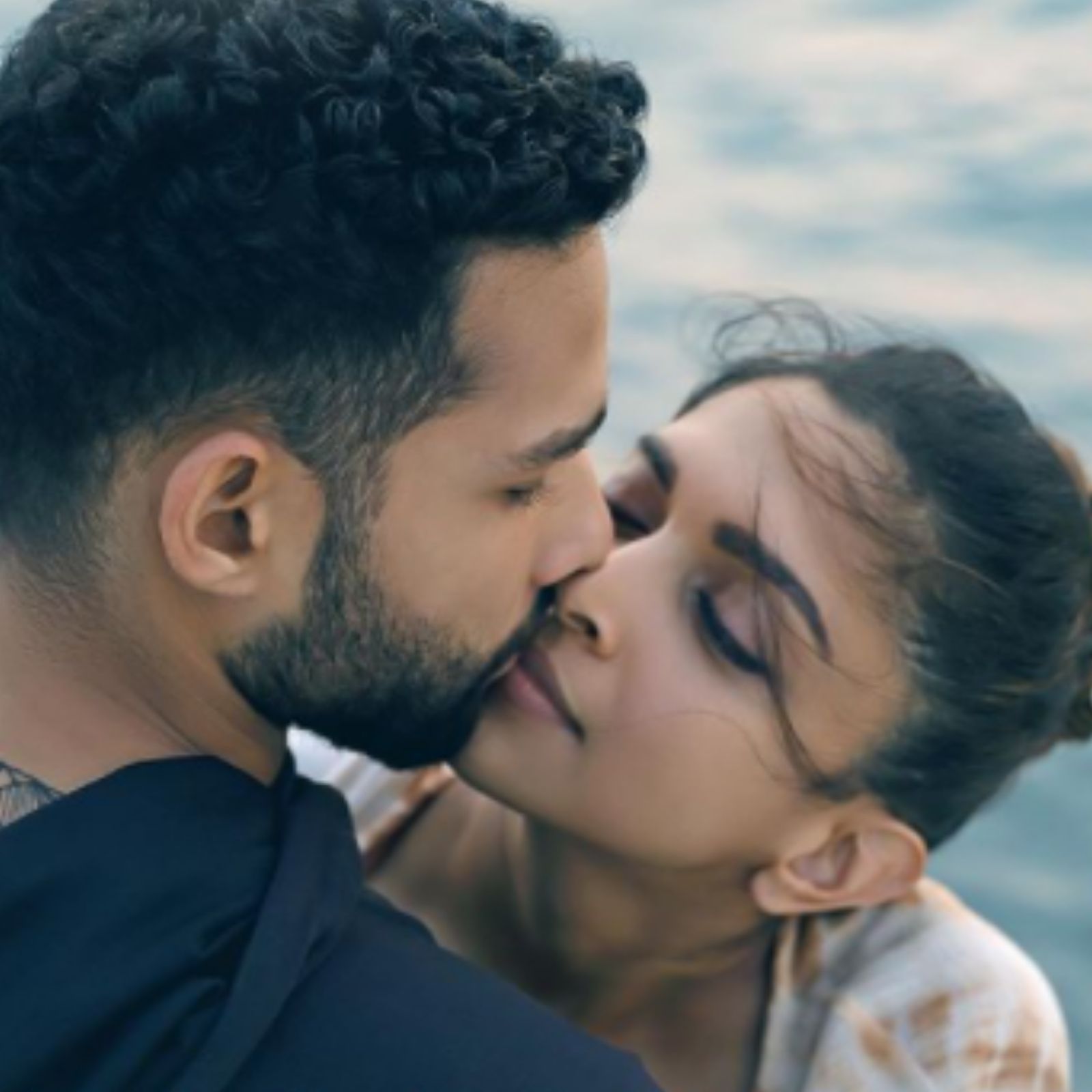 Siddhant Chaturvedi uncle asked question on kissing seen with Deepika  Padukone says sparsh bhayel ba ya na in Gehraiyaan ss - Gehraiyaan:  सिद्धांत चतुर्वेदी के चाचा ने जब दीपिका पादुकोण के साथ Kiss पर पूछा था  सवाल, 'स्पर्श भईल बा या न' – News18 हिंदी