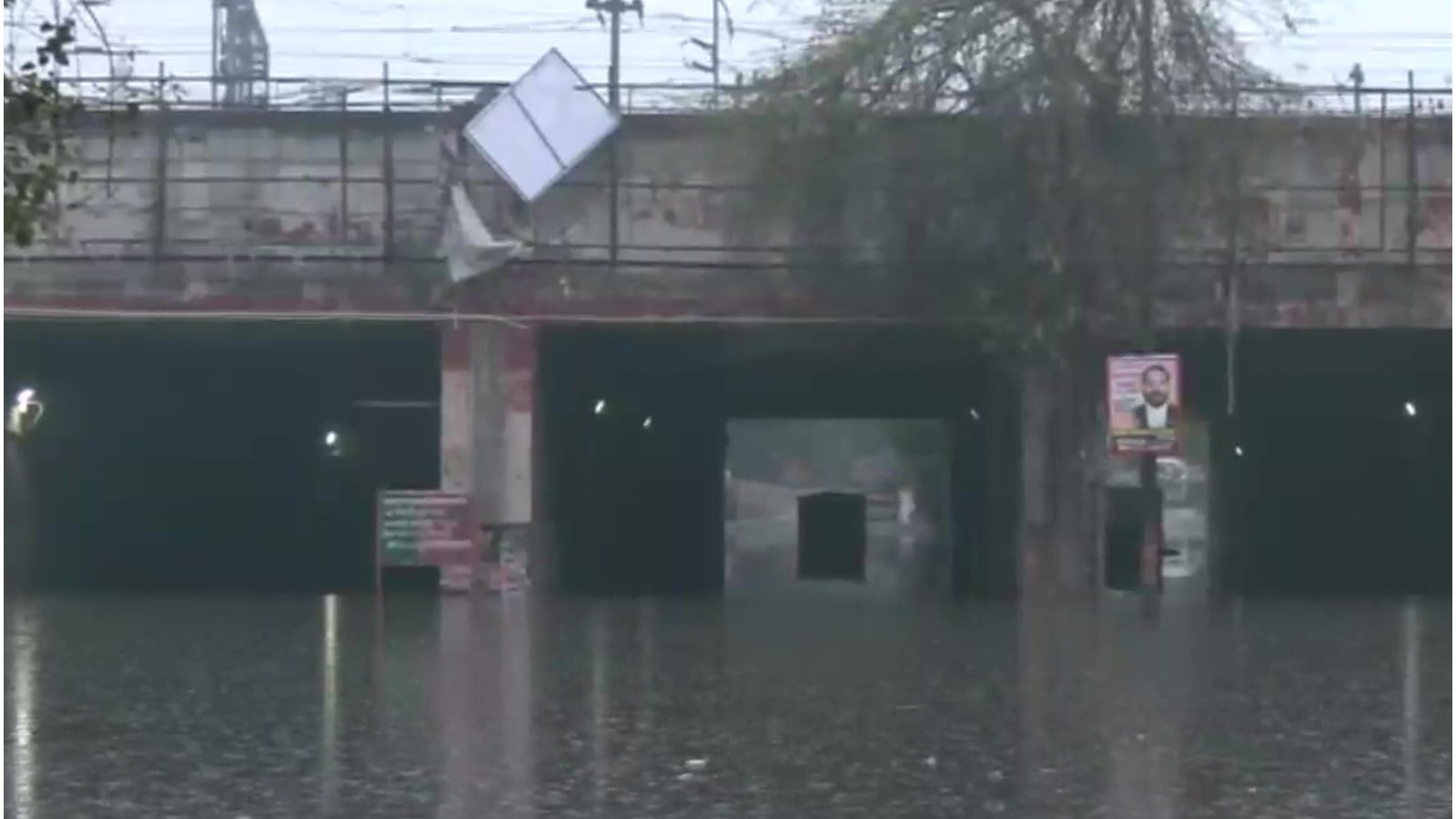 Delhi Weather Update: बारिश से दिल्‍ली पानी-पानी, कई जगह फंसे वाहन, लोगों की बढ़ी परेशानी
