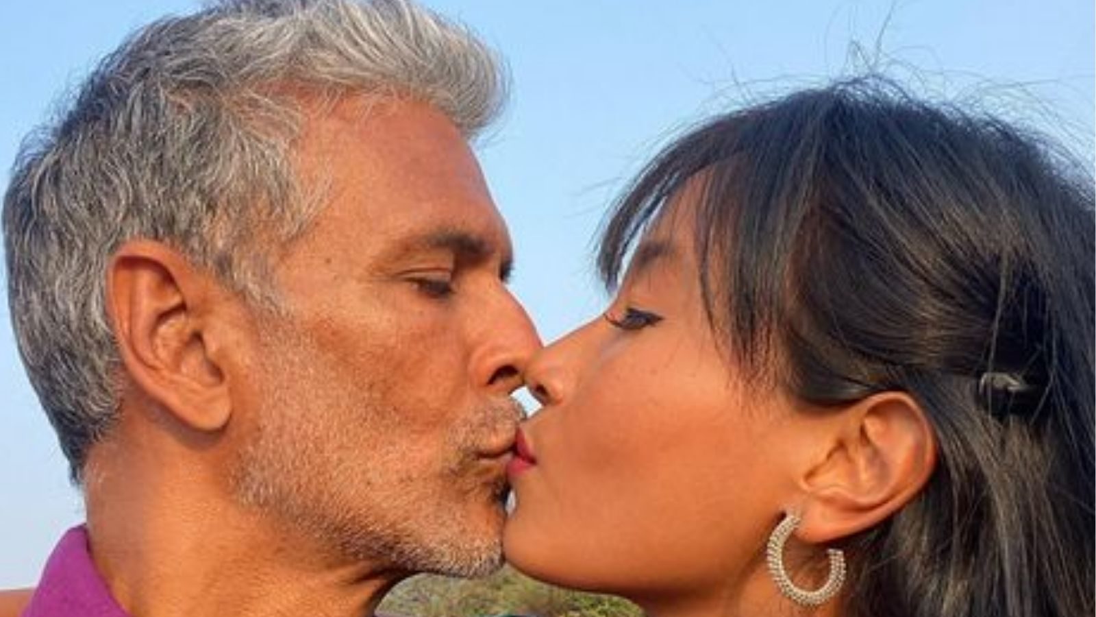 26 साल छोटी पत्नी संग लिपलॉक करते दिखे Milind Soman, अंकिता बोलीं- 'Kiss करते समय स्वर्ग महसूस होना चाहिए'