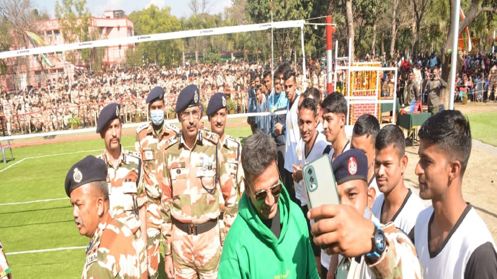 When Akshay Kumar Reached Mussoorie To Play Volleyball With ITBP Jawans  While Shooting For The Film. - Stuff Unknown