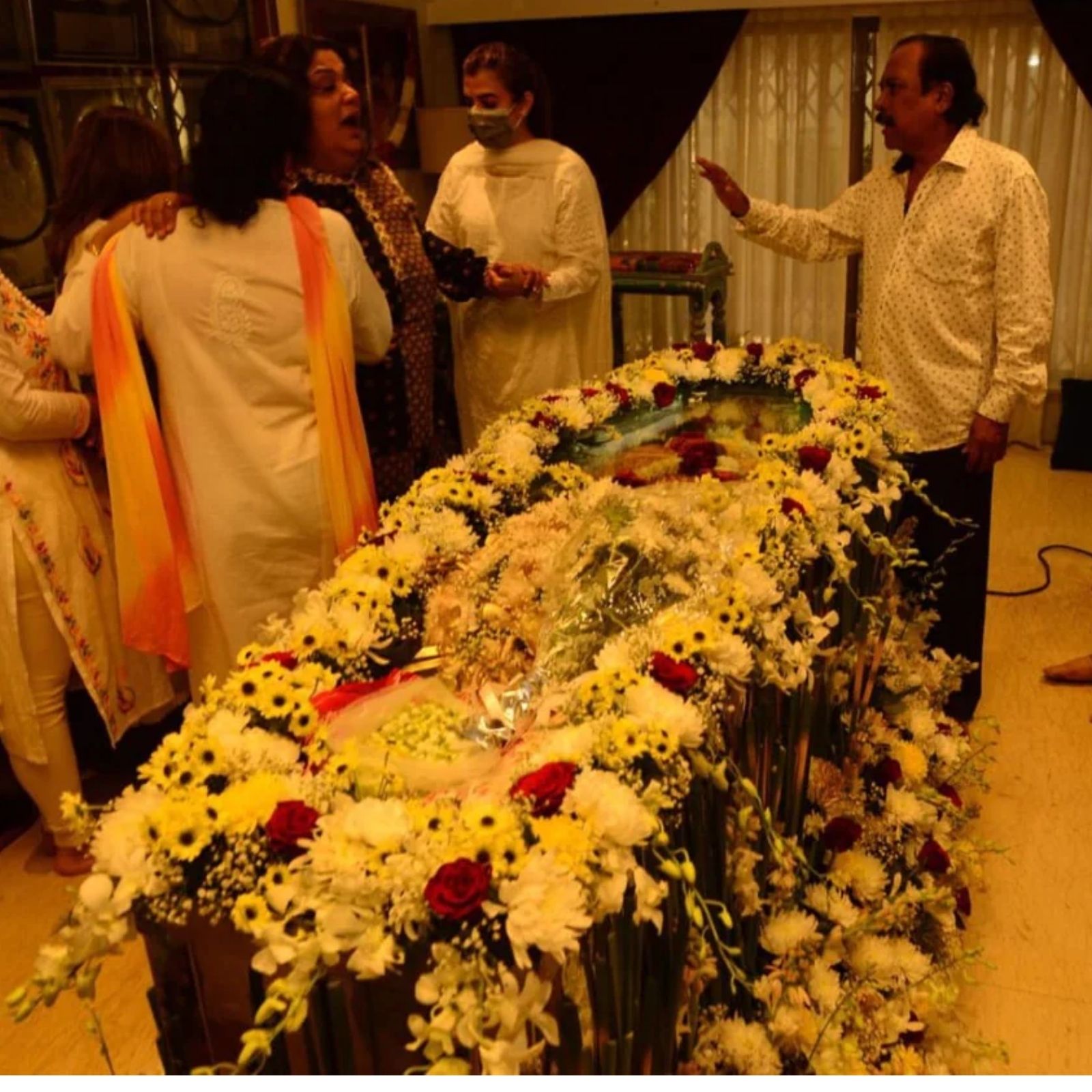 Bappi Lahiri collapsed in daughter Rema Lahiri arms crying bitterly near  dead body of her Bappi da ss - Bappi Lahiri के निधन के बाद बेसुध हैं बेटी  रीमा, पिता के शव