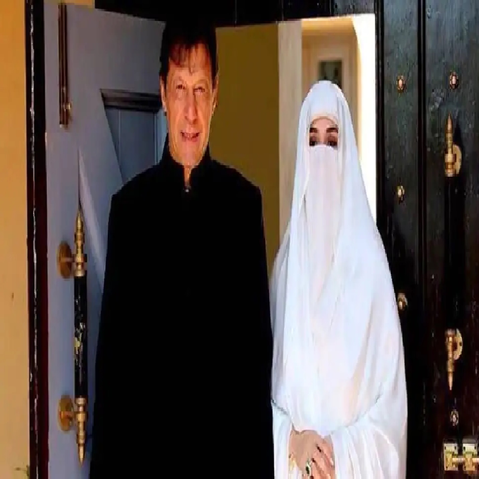 Pakistan pm imran khan third marriage with bushra bibi deteriorating - इमरान  खान की तीसरी शादी भी टूटने की कगार पर, बुशरा बीवी ने छोड़ा घर – News18 हिंदी