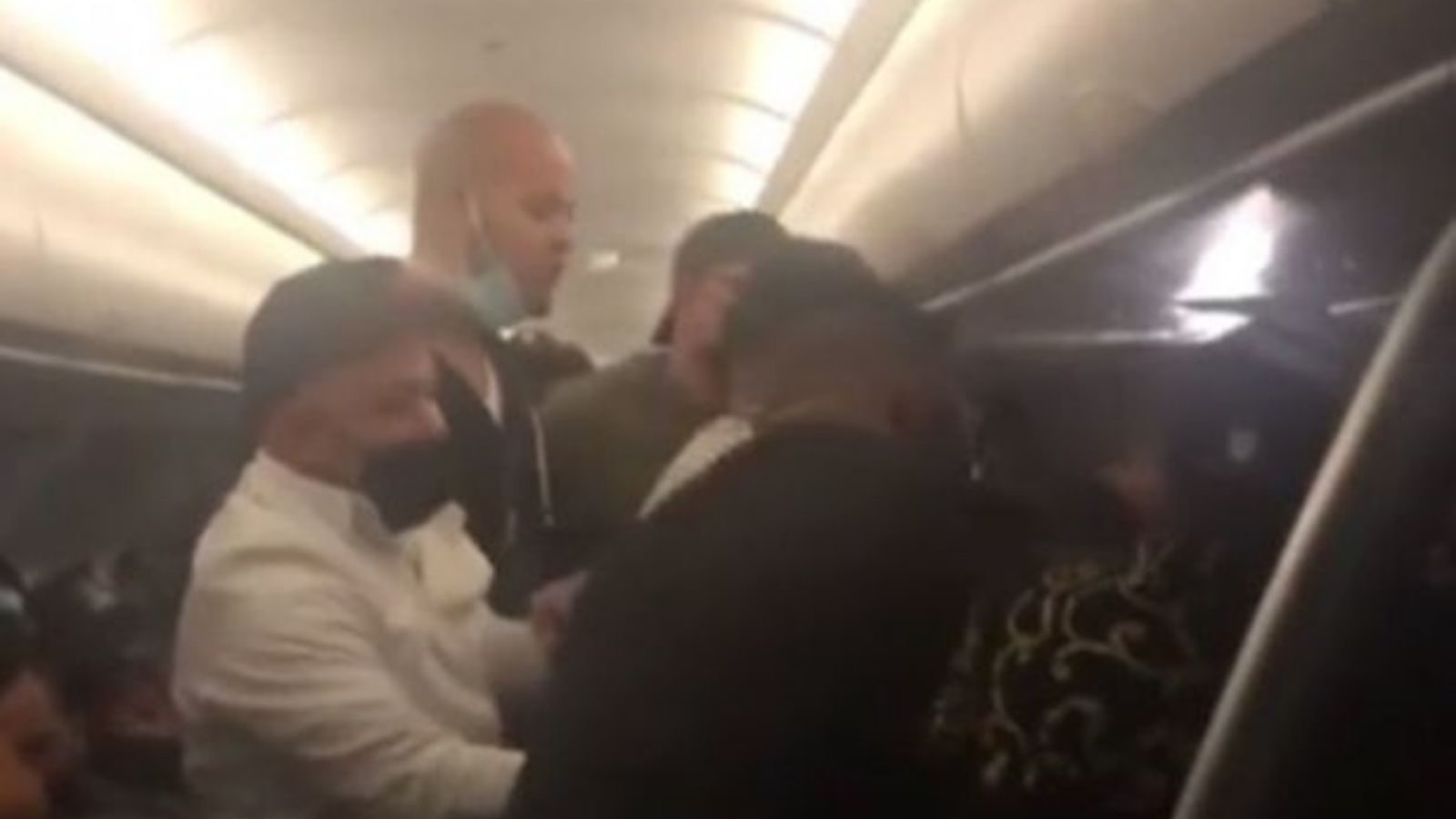 man threatens passengers on flight