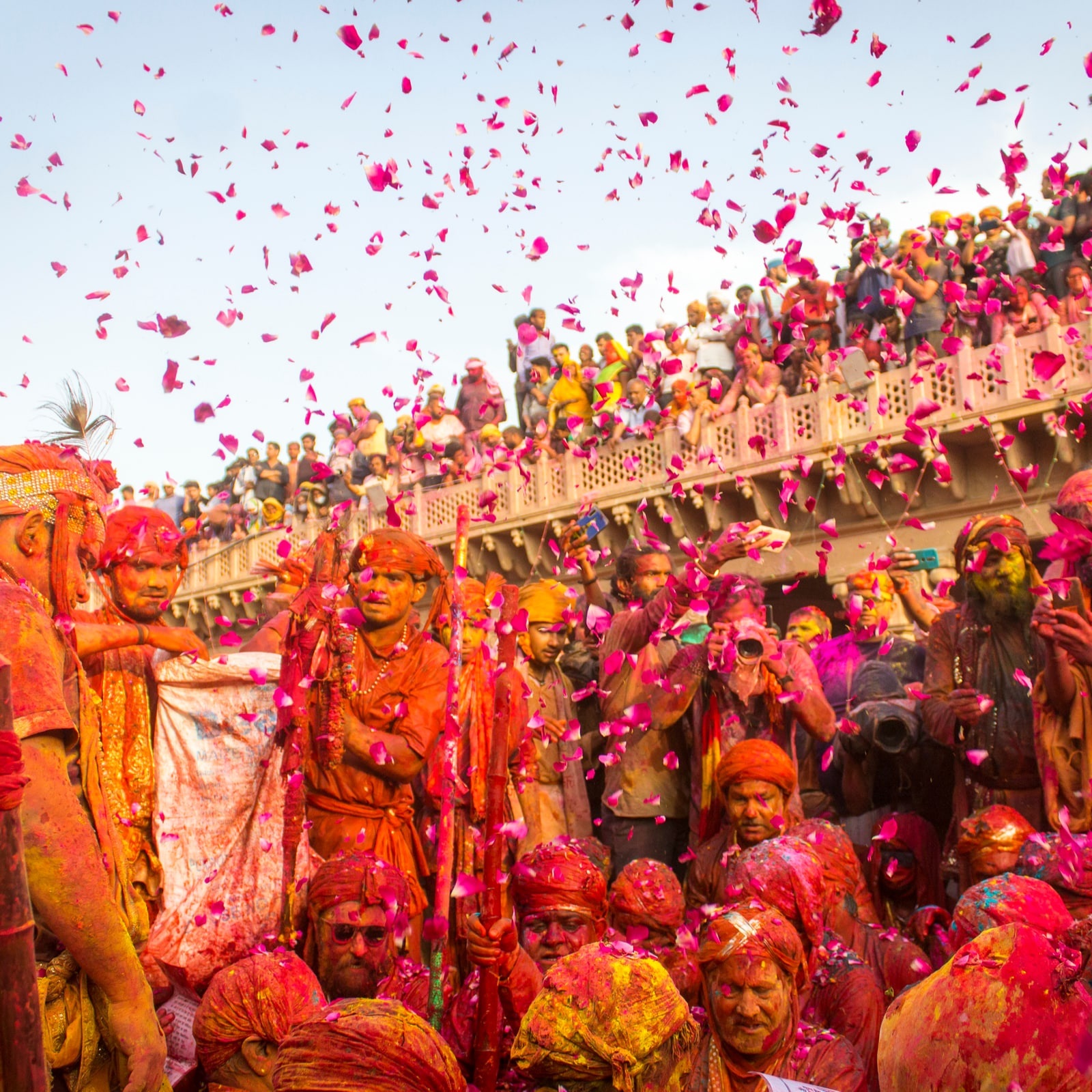 Holi In Vrindavan: वृंदावन में लोगों ने जमकर मनाया होली का जश्न, देखें  बांके बिहारी मंदिर का 