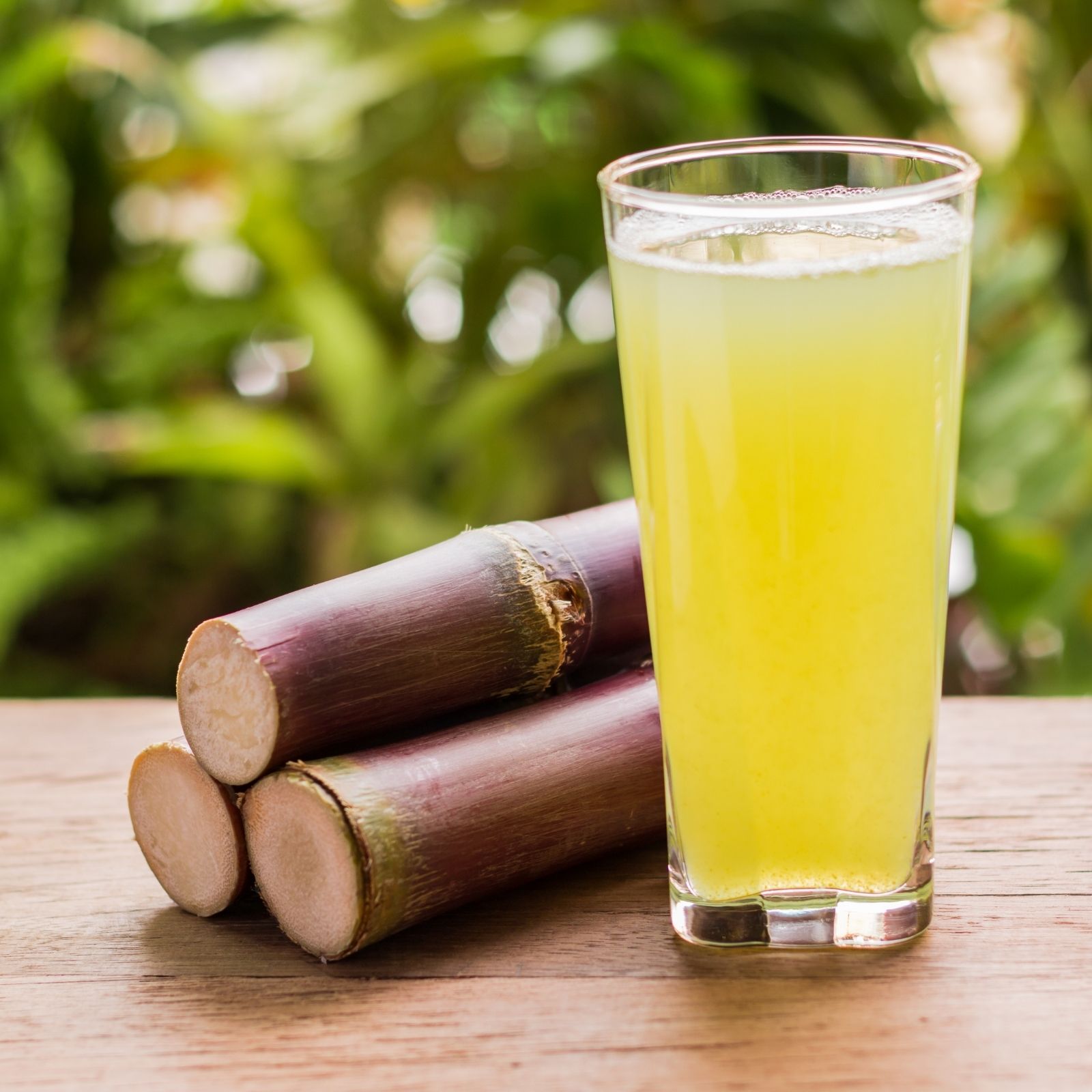 Сок сахарного тростника. Тростниковый сок. Бамбуковый сок. Свежевыжатый сок из тростника.