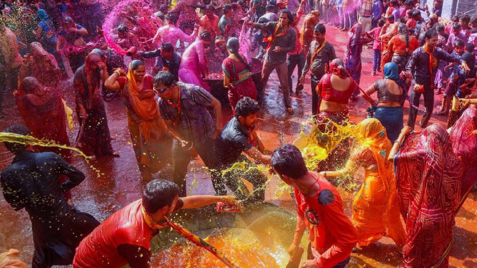 Holi 2022 पीलीभीत में मनाई जाती है अनोखी होली रंग खेलने के साथ हुरियारे देते हैं मुस्लिमों को