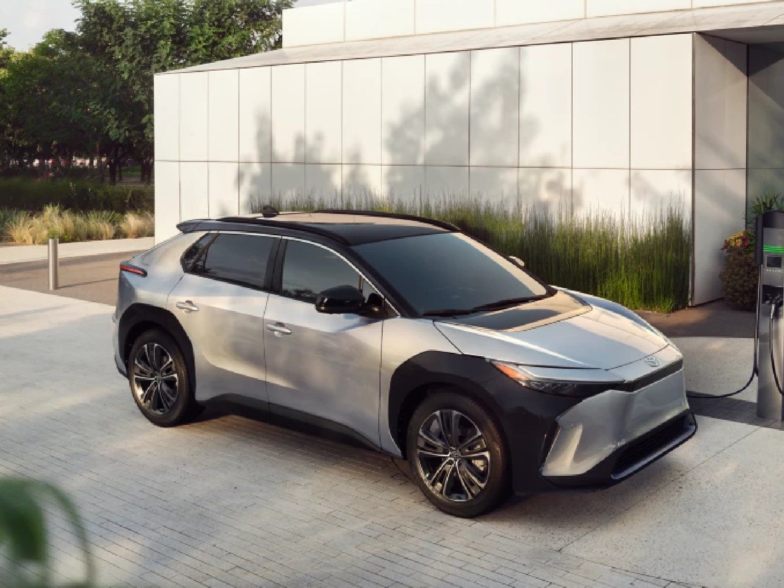 Toyota ने लॉन्च की लेक्ट्रिक SUV, पहली बार किसी कार में मिलेंगी इतनी खूबियां Toyota ने लॉन्च की लेक्ट्रिक SUV, पहली बार किसी कार में मिलेंगी इतनी खूबियां