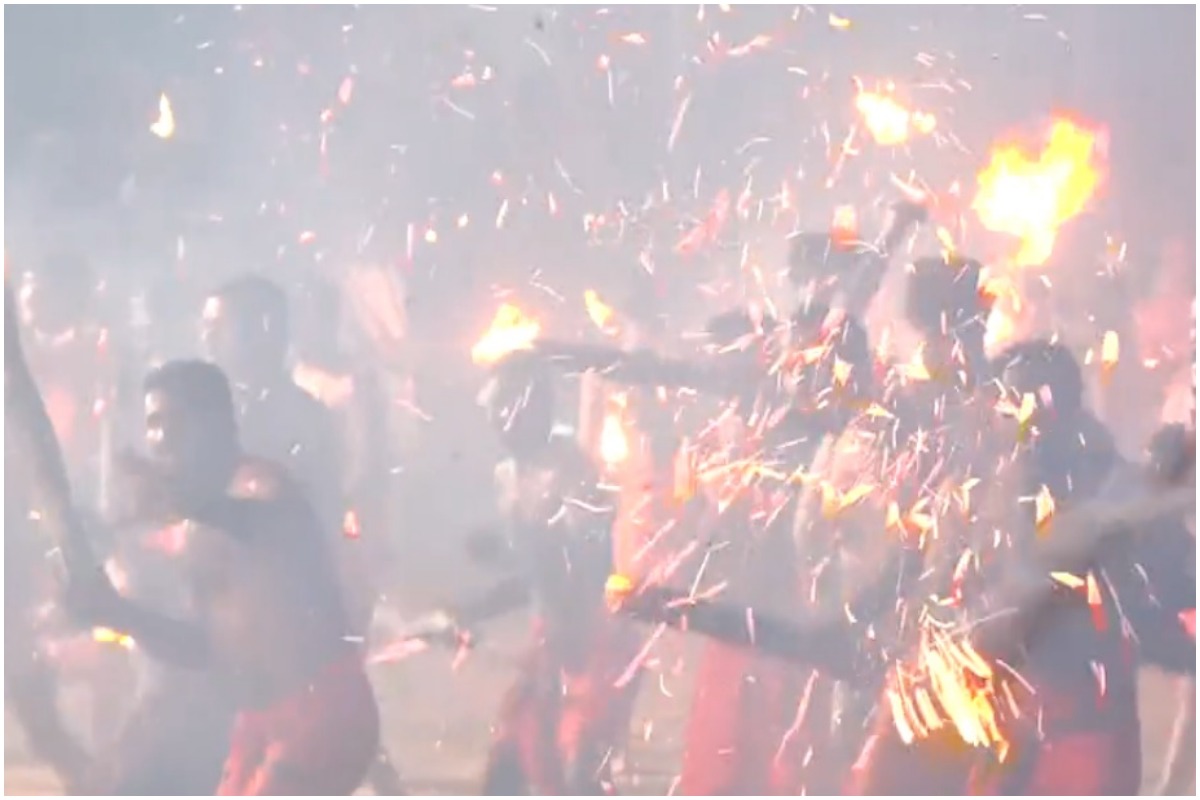 श्री दुर्गापरमेश्वरी मंदिर में आग के साथ होता है ये 'खतरनाक खेल', देखें वीडियो