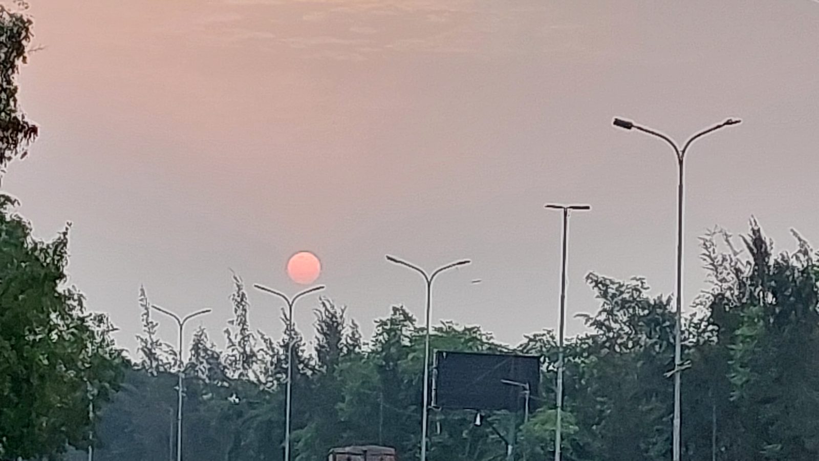 लखनऊ में हुई बारिश से मौसम हुआ खुशगवार और 60 से 70 प्रति घंटे की रफ्तार