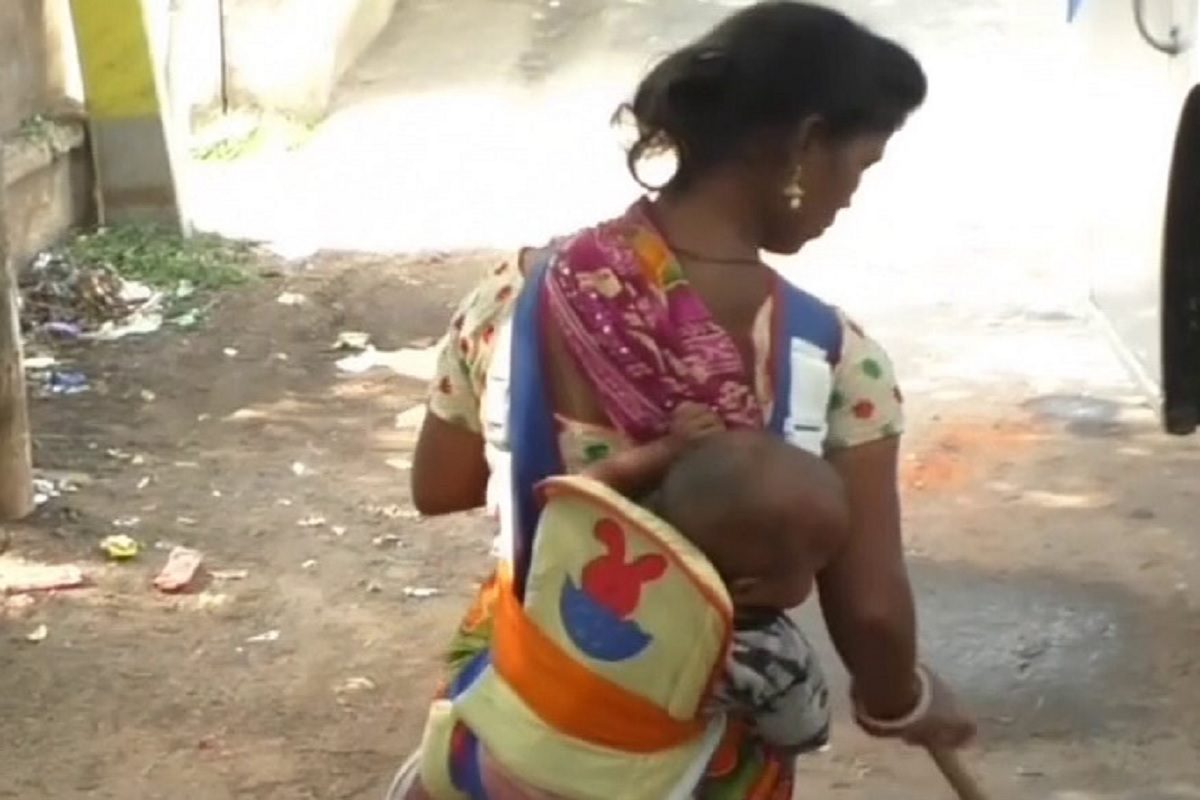 ओडिशा बच्चे को पीठ पर बांध सड़क पर झाडू लगाती सफाईकर्मी का Video वायरल इंटरनेट पर यूं मिली 