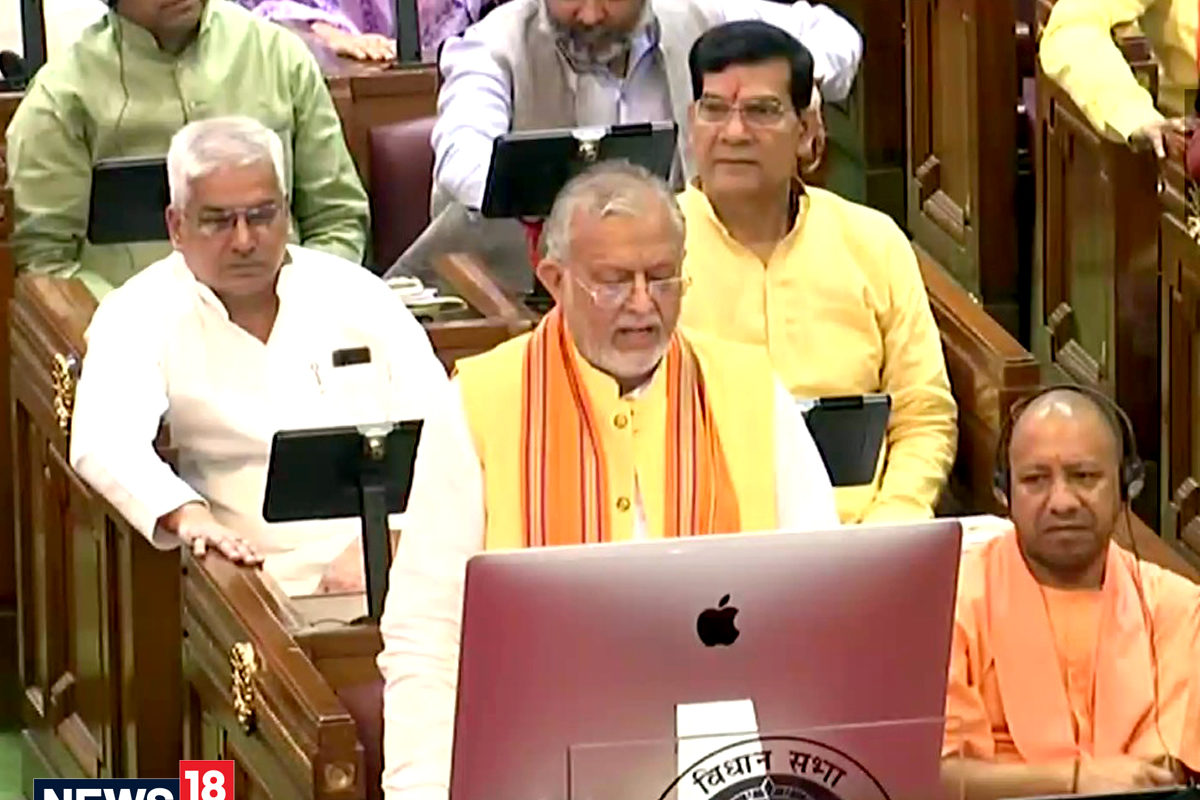 योगी सरकार का पहला बजट पेश, स्ट्रीट वेंडर्स के साथ और दिव्यांगों को मिली राहत योगी सरकार का पहला बजट पेश, स्ट्रीट वेंडर्स के साथ और दिव्यांगों को मिली राहत