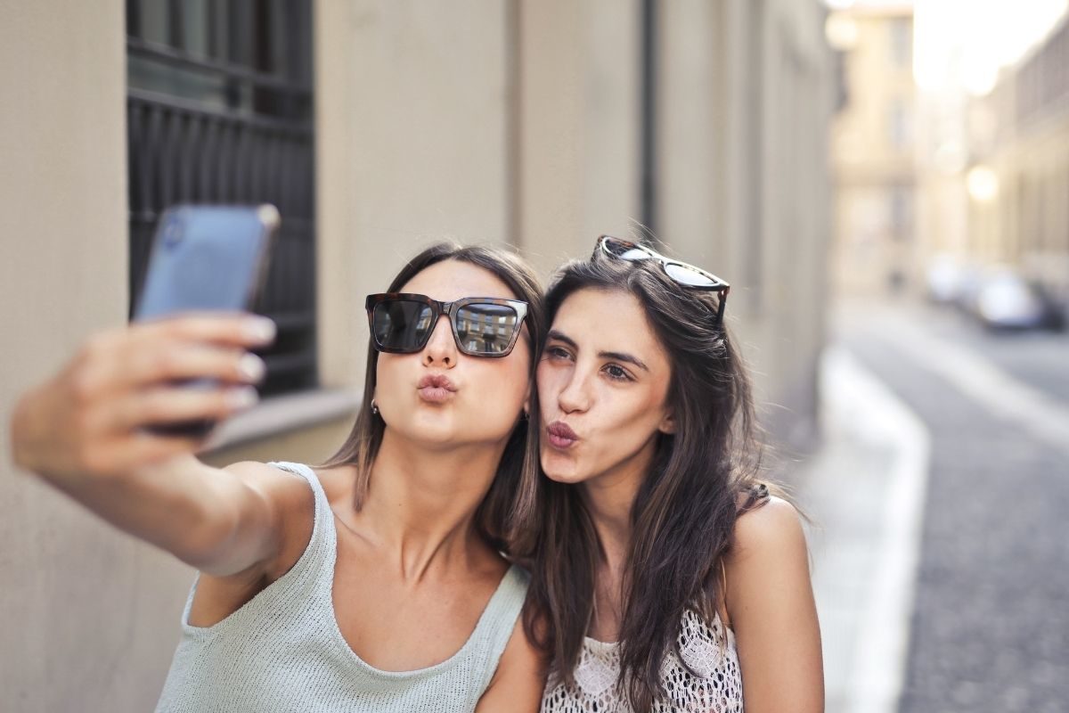 Karwa Chauth Selfie Ideas: करवाचौथ पर ट्राई करें इस तरह के सेल्फी पोज,  तस्वीरें देखकर दिल हार बैठेंगे लोग | karwa chauth selfie ideas with husband  | HerZindagi