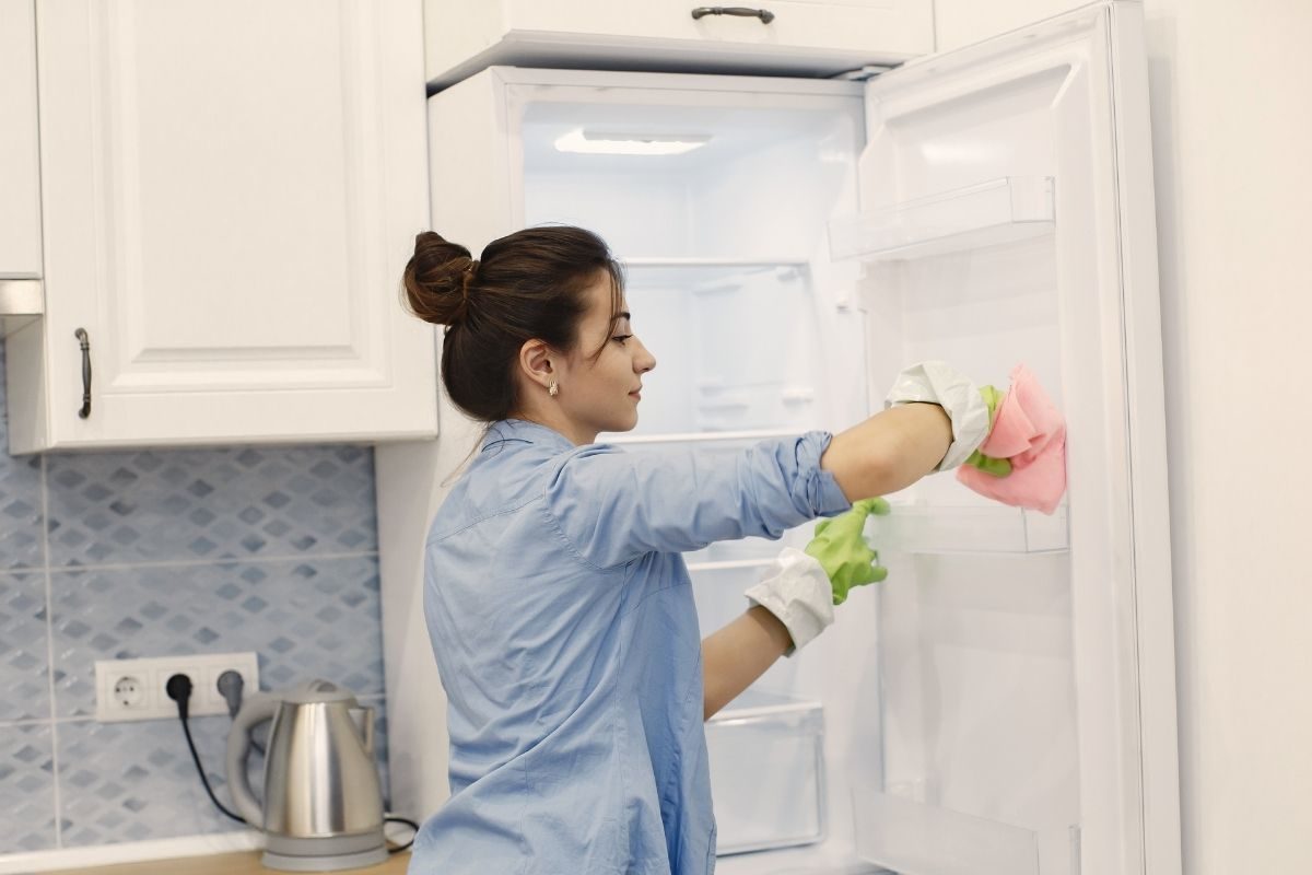 There are stains within the fridge, so take away them with these simple methods