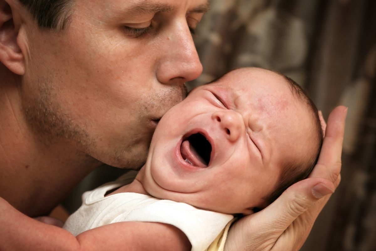 Most daddy. Мужчина плачет держа новорожденного. Baby crying. Младенец держит голову в возрасте. My Baby crying.