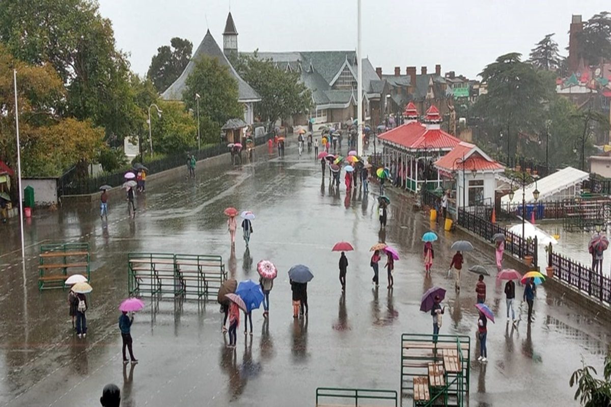 PHOTOS: शिमला में झमाझम बारिश, मई में दिसंबर जैसा एहसास, 9 डिग्री पहुंचा  पारा - weather report rain in shimla see beautiful pics of ridge and  tourist hpvk – News18 हिंदी