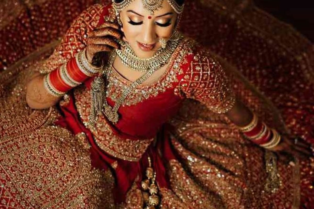 आखिर लाल रंग का ही क्यों होता है दुल्हन की शादी का जोड़ा? जानें क्यों काला  रंग है वर्जित - do you know why brides wear red colour lehnga at wedding  know