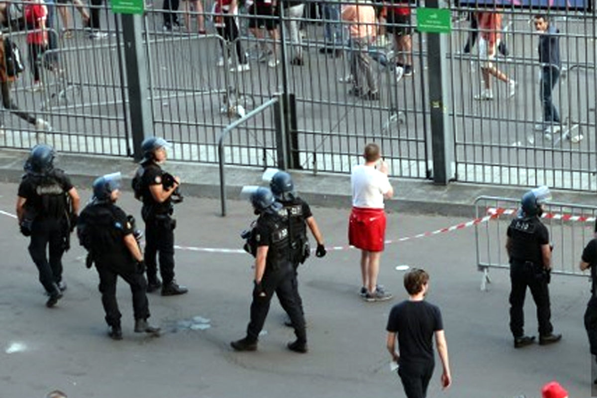 Champions League: Fans in final match, police left tear gas shells Champions League: Fans in final match, police left tear gas shells