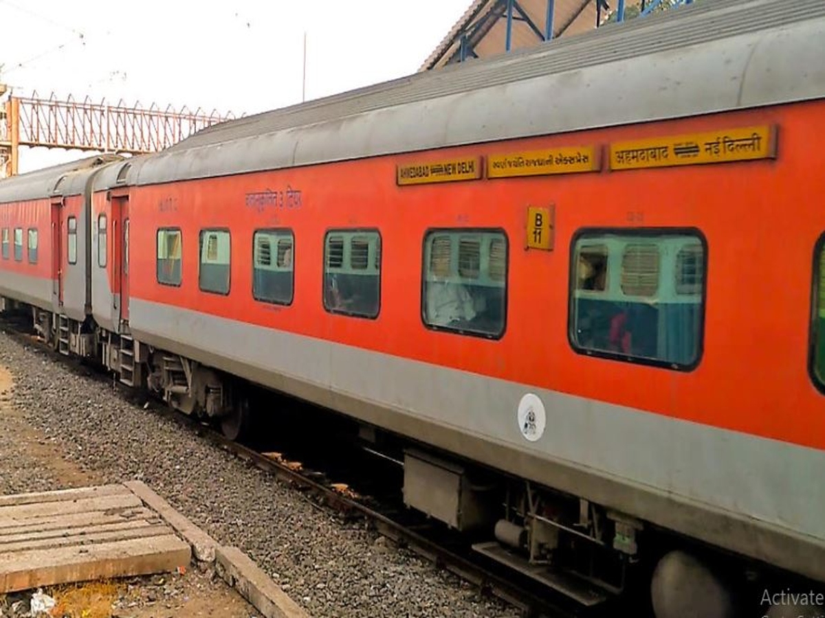 Поезд 020у москва санкт петербург. Rajdhani Express. Rajdhani поезд в Индии. Поезд 020у. Rajdhani Express Route 22691.