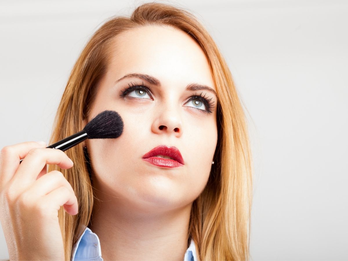 मेकअप में ऐसे करें ब्लशर और हाइलाइटर का इस्तेमाल, जानें दोनों के बीच का