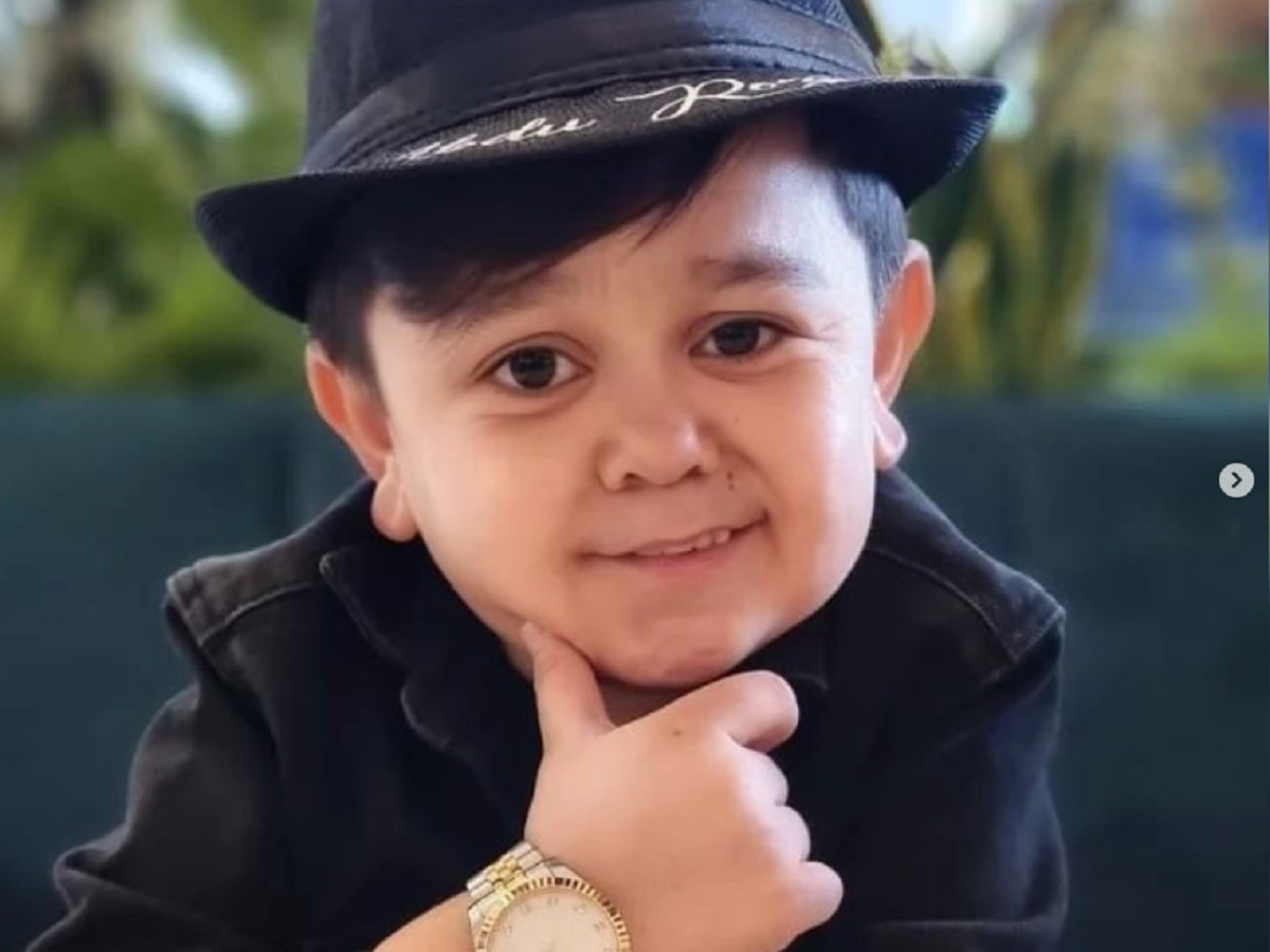 8 साल के दिखने वाले सिंगर अब्दु रोजिक की उम्र है 18, इस बीमारी के कारण रुकी  ग्रोथ - world smallest singer abdu rozik of tajikistan growth halted due to  rickets – News18 हिंदी